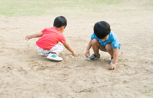 砂場で遊ぶ男の子2人
